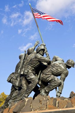 Iwo Jima Memorial, Washington DC, ABD. 1775 'ten beri ülkelerini savunurken ölen Birleşik Devletler Deniz Kuvvetleri' nin tüm personeline adanmış bir anma töreni..