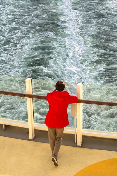 Femeie Uită Balconul Navei Croazieră — Fotografie, imagine de stoc