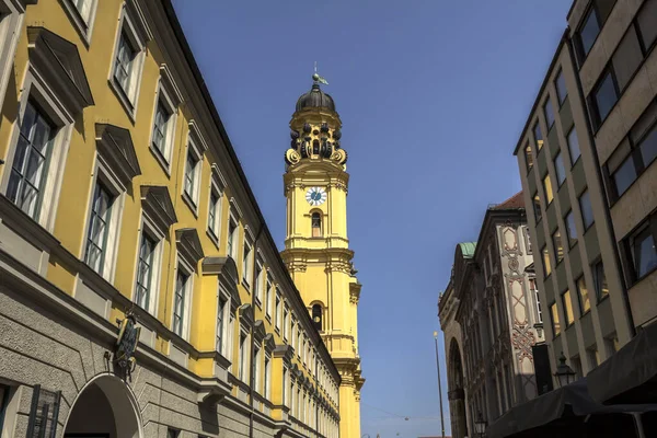 Almanya 'nın Münih şehrinde saatli tiyatro kulesi.