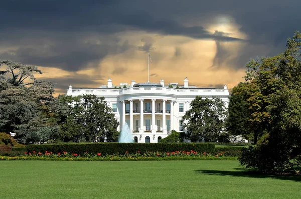 Casa Blanca Sobre Fondo Azul Profundo Del Cielo — Foto de Stock