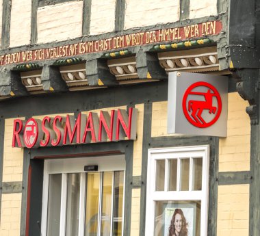 Celle, Almanya: 1972 yılında kurulan ve Rossmann Drogeria Parfumeria Cosmetic Shop olarak bilinen Dirk Rossmann GmbH, Almanya merkezli ikinci büyük eczane zinciri.