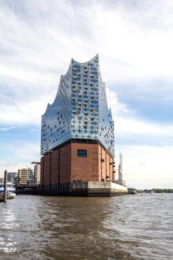 Hamburg, Almanya: Tarihi depo bölgesinin çatılarının arkasındaki Elbphilharmonie Konser Salonu (Almanca: Speicherstadt)