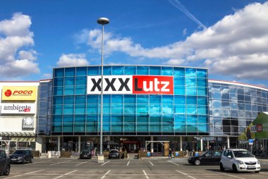 Nurnberg, Almanya: XXXLutz mobilya mağazası. Avusturya merkezli XXXLutz, dünyanın en büyük ikinci mobilya perakendecisi.