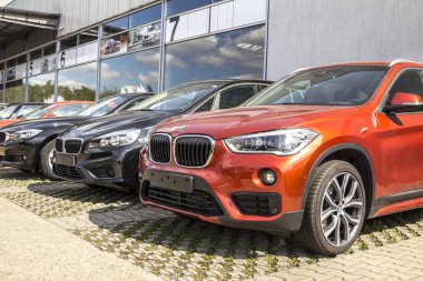 Nurnberg, Almanya - BMW arabaları araba satıcısının önüne park edilmiş. Park halindeki lüks arabaların manzarası.