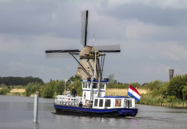 Hollanda 'da Kinderdijk, Rotterdam' daki ünlü turizm sahasında yel değirmenleri olan kırsal bölge. Eski Hollanda köyü Kinderdijk, UNESCO dünya mirası sahası.