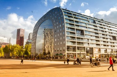 - Markthal 'dan, New York' a. Pazar salonu olan bir konut ve ofis binası.