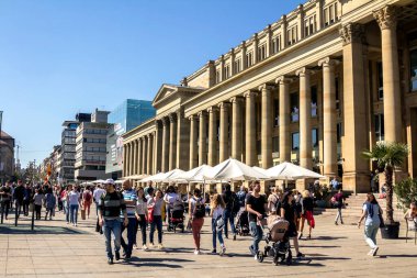 STUTTGART, GERMANY - 20 Nisan 2019: Almanya 'nın Stuttgart kentindeki sokak manzarası