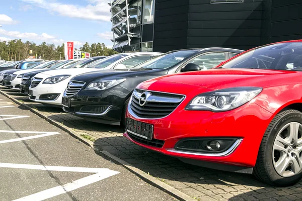 努尔伯格 Opel汽车停在汽车经销商前面 一排排停放豪华汽车的景观 — 图库照片