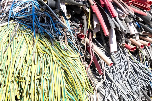 Hög Med Elettriska Kablar Avfallsanläggningen — Stockfoto