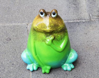 El yapımı bir kurbağanın fotoğrafı.