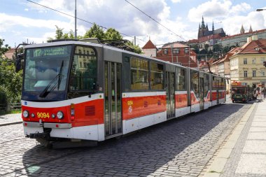Çek Cumhuriyeti 'nin Prag kentindeki eski bir caddede tramvay var. Prag Tarih Merkezi, kentin büyük bölgelerinin çoğu da dahil olmak üzere 1992 yılında UNESCO tarafından listelenen bir site haline geldi.