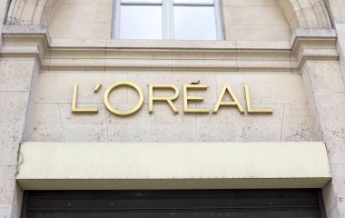 Paris, Fransa - Paris 'teki L' Oreal Paris Store, L 'Oreal Group dünyanın en büyük kozmetik şirketi olan Fransız kozmetik ve güzellik şirketi..