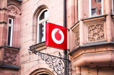 Vodafone Logosu, bir İngiliz çokuluslu telekomünikasyon şirketidir ve dünyanın en büyük mobil telekomünikasyon şirketlerinden biridir..