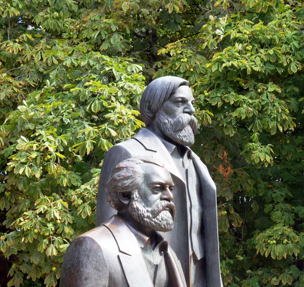 Detalle Del Monumento Karl Marx Friedrich Engels Berlín Alemania — Foto de Stock