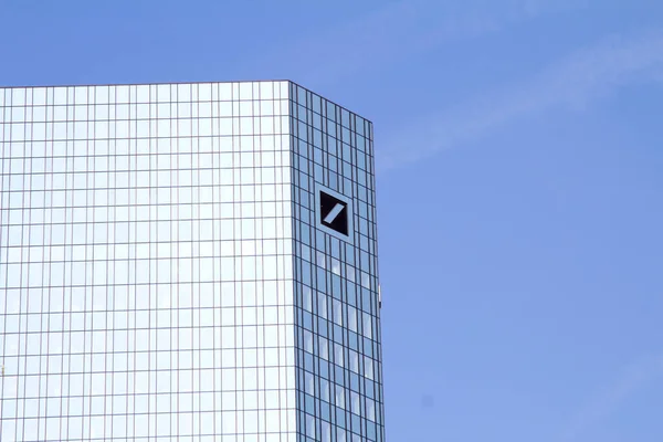 ドイツ フランクフルト Deutsche Bankのロゴマークドイツ銀行Agは フランクフルトに本社を置くドイツのグローバル銀行および金融サービス会社です — ストック写真