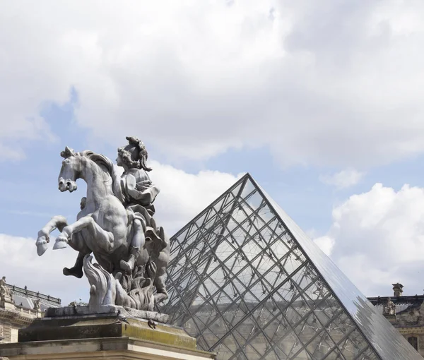 卢浮宫是世界上最大的博物馆之一 也是法国最受欢迎的旅游胜地之一 即路易十四国王的雕像 — 图库照片