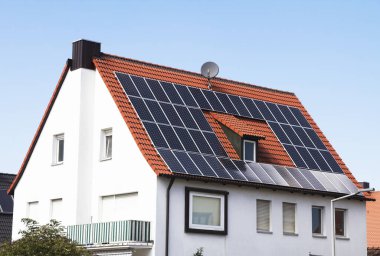 Kırmızı çatıdaki güneş paneli