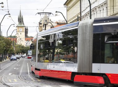 PRAG CZECH Cumhuriyet: Prag, Çek Cumhuriyeti 'nin eski caddesinde tramvay, 2016. Prag Tarih Merkezi, kentin büyük bölgelerinin çoğu da dahil olmak üzere 1992 yılında UNESCO tarafından listelenen bir site haline geldi..