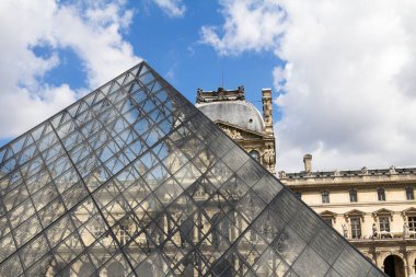 Louvre Müzesi dünyanın en büyük müzelerinden ve Fransa 'nın en popüler turizm merkezlerinden biridir.
