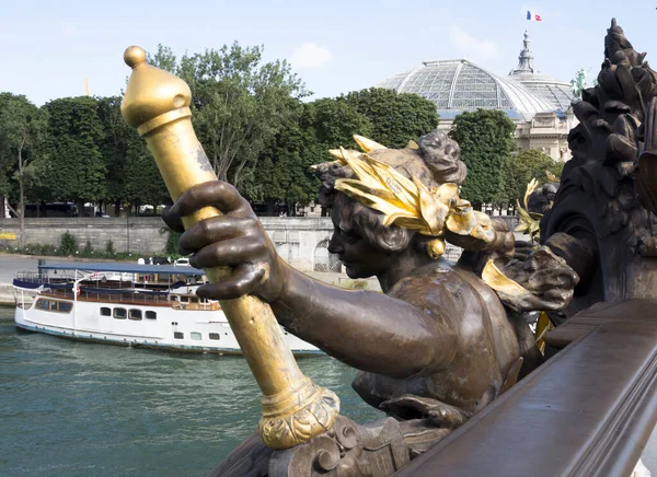 Egy Szobor Közelsége Pont Alexandre Iii Párizs Franciaország — Stock Fotó