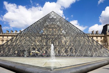 Louvre Müzesi dünyanın en büyük müzelerinden ve Fransa 'nın en popüler turizm merkezlerinden biridir.