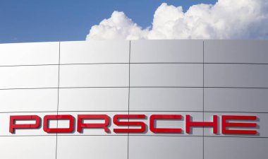 Nurnberg, Almanya: Porsche araba üreticisi. Porsche, 1931 yılında kurulan bir Alman spor otomobil üretim şirketidir.