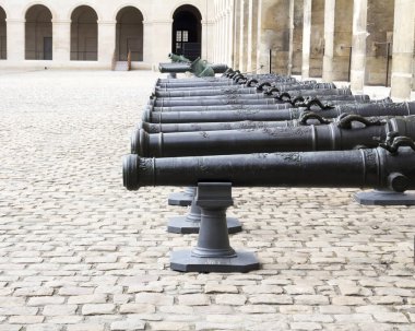 Paris 'teki Les Invalides' in tarihi Napolyon topçu tüfeği. Les Invalides (National Residence of Invalids), Fransa 'nın askeri tarihi ile ilgili bir müze ve anıt kompleksi..