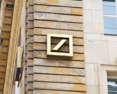 Berlin, Almanya 'da DEUTSCHE Bank logosu. Deutsche Bank AG merkezi Frankfurt 'ta bulunan bir Alman küresel bankacılık ve finans hizmetleri şirketidir..