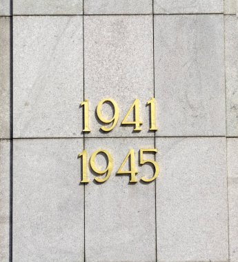 Berlin 'in merkezindeki Treptower Parkı' ndaki Sovyet Savaş Anıtı 'nın mimari detayları. 2. Dünya Savaşı 'nın Rus tankı