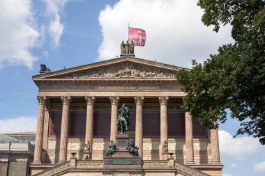 Pergamon Müzesi, Berlin 'de en çok ziyaret edilen müze. Şirket yılda 1,5 milyondan fazla ziyaretçiye ev sahipliği yapıyor.