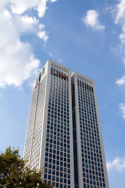 Frankfurt, Almanya 'daki ana nehrin kıyısındaki UBS binası. UBS AG, İsviçreli bir küresel finans şirketidir.