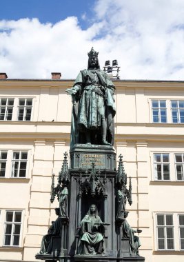 Prag 'daki Haçlılar Meydanı' nda Kral IV. Charles anıtı. Arka plandaki Prag kalesindeki St. Vitus katedrali.