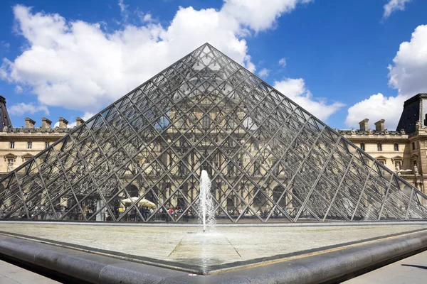 卢浮宫是世界上最大的博物馆之一 也是法国最受欢迎的旅游胜地之一 — 图库照片