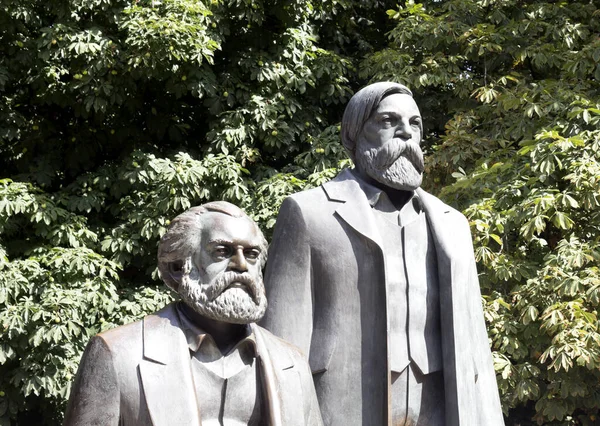 Rincian Monumen Untuk Karl Marx Dan Friedrich Engels Berlin Jerman — Stok Foto