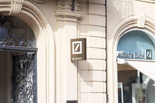 ドイツ銀行 Deutsche Bank ドイツ銀行 Deutsche Bank フランクフルトに本社を置くドイツのグローバル銀行および金融サービス会社です — ストック写真