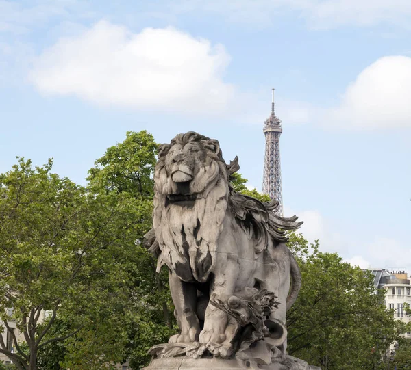 巴黎亚历山大三世桥上的雕塑狮子 — 图库照片