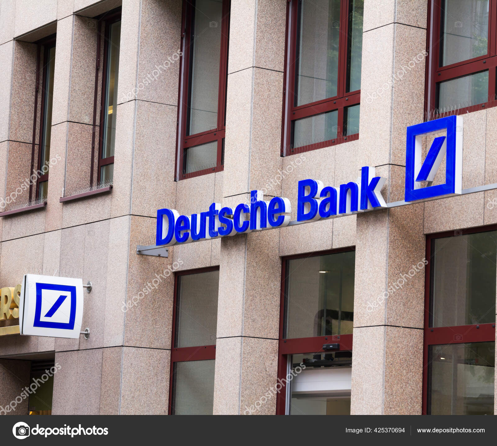 ドイツ銀行 ドイツ語 Deutsche Bank ドイツのフランクフルトに本社を置く銀行 金融サービス会社である —  ストック編集用写真©doganmesut@hotmail.com#425370694