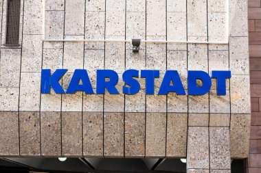 Nurnberg 'de Karstadt şubesi olduğuna dair bir işaret var. İlk Karstadt departmanı 1881 yılında Wismar 'da açıldı.