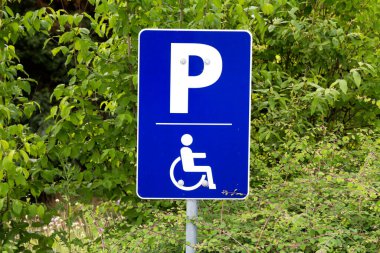 Özellikle bebekleri olan kadınlar için park yerini gösteren bir tabela..