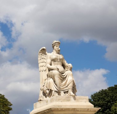 Tuileries bahçesindeki antik heykel - Louvre Müzesi ile Place de la Concorde arasında yer alan bahçe, 1564 yılında Catherine de Medici tarafından yapılmıştır..