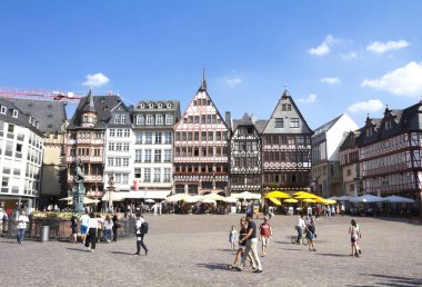 Frankfurt Almanya 'sında Justitia heykeli olan eski kasaba meydanı Romerberg