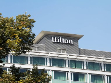 FRANKFURT AM MAIN, GERMANY: 10 Eylül 2016 'da Frankfurt' ta Hilton Oteli tabelası. Hilton Otelleri ve Resorts 'un dünya çapında 500' den fazla oteli vardır..
