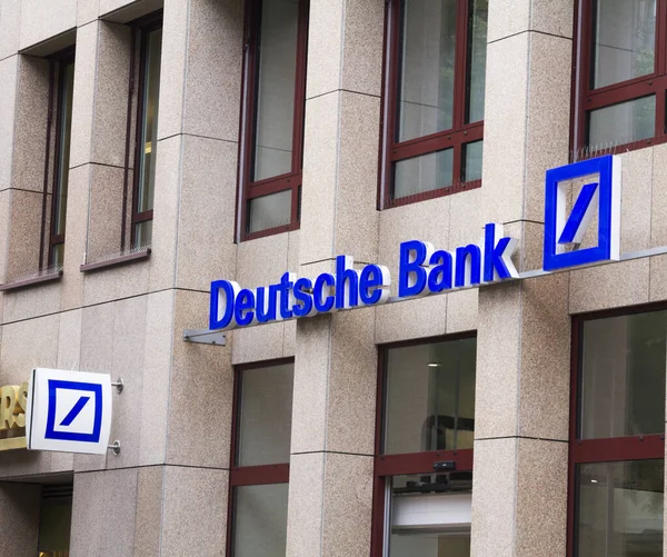 DEUTSCHE Bank logosu, Almanya. Deutsche Bank AG merkezi Frankfurt 'ta bulunan bir Alman küresel bankacılık ve finans hizmetleri şirketidir..