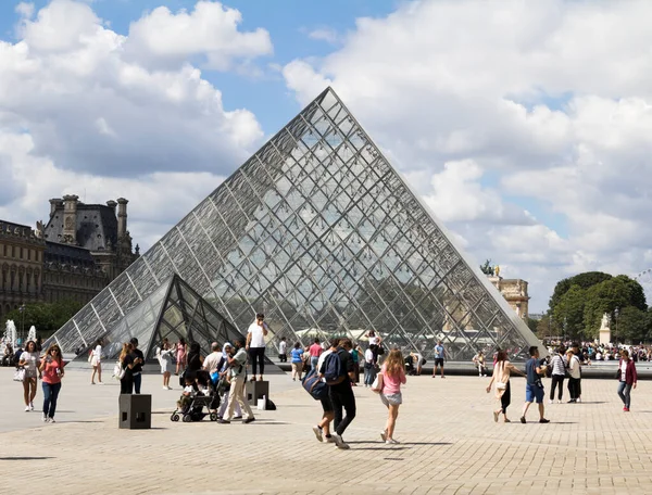 Párizs Franciaország Louvre Múzeum Világ Egyik Legnagyobb Múzeuma Legnépszerűbb Turisztikai — Stock Fotó