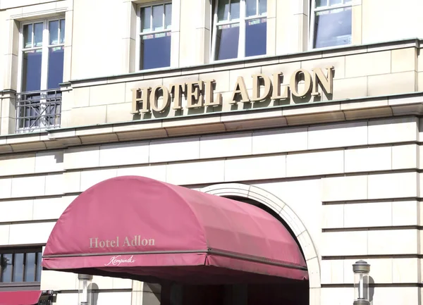 德国柏林著名的阿德龙酒店的入口和标志 阿登人是柏林最豪华的旅馆 — 图库照片