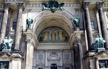 Berlin Katedrali (Berliner Dom) - Berlin 'in Mitte bölgesindeki Müze Adası' nın ünlü simgesi. 1895 ve 1905 yılları arasında inşa edilmiş..