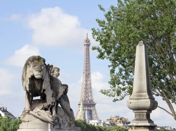 Iii Alexandre Híd Szobrai Párizsban Eiffel Torony Háttérben — Stock Fotó