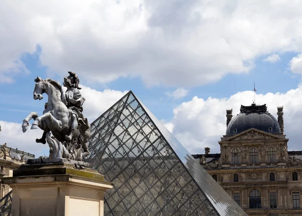 Párizs Franciaország Louvre Múzeum Világ Egyik Legnagyobb Múzeuma Legnépszerűbb Turisztikai — Stock Fotó