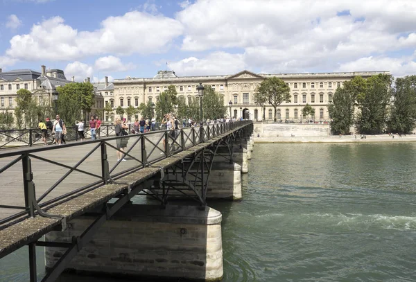 Louvre Museum Und Brücke Der Künste — Stockfoto