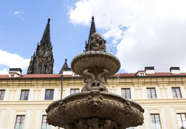 Çek Cumhuriyeti 'nin Prag Kalesi kompleksindeki simgeler. Prag Kalesi şehrin en çok ziyaret edilen yeridir..